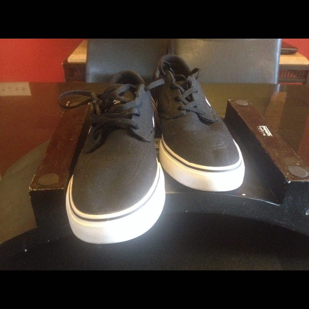 Tennis shoes